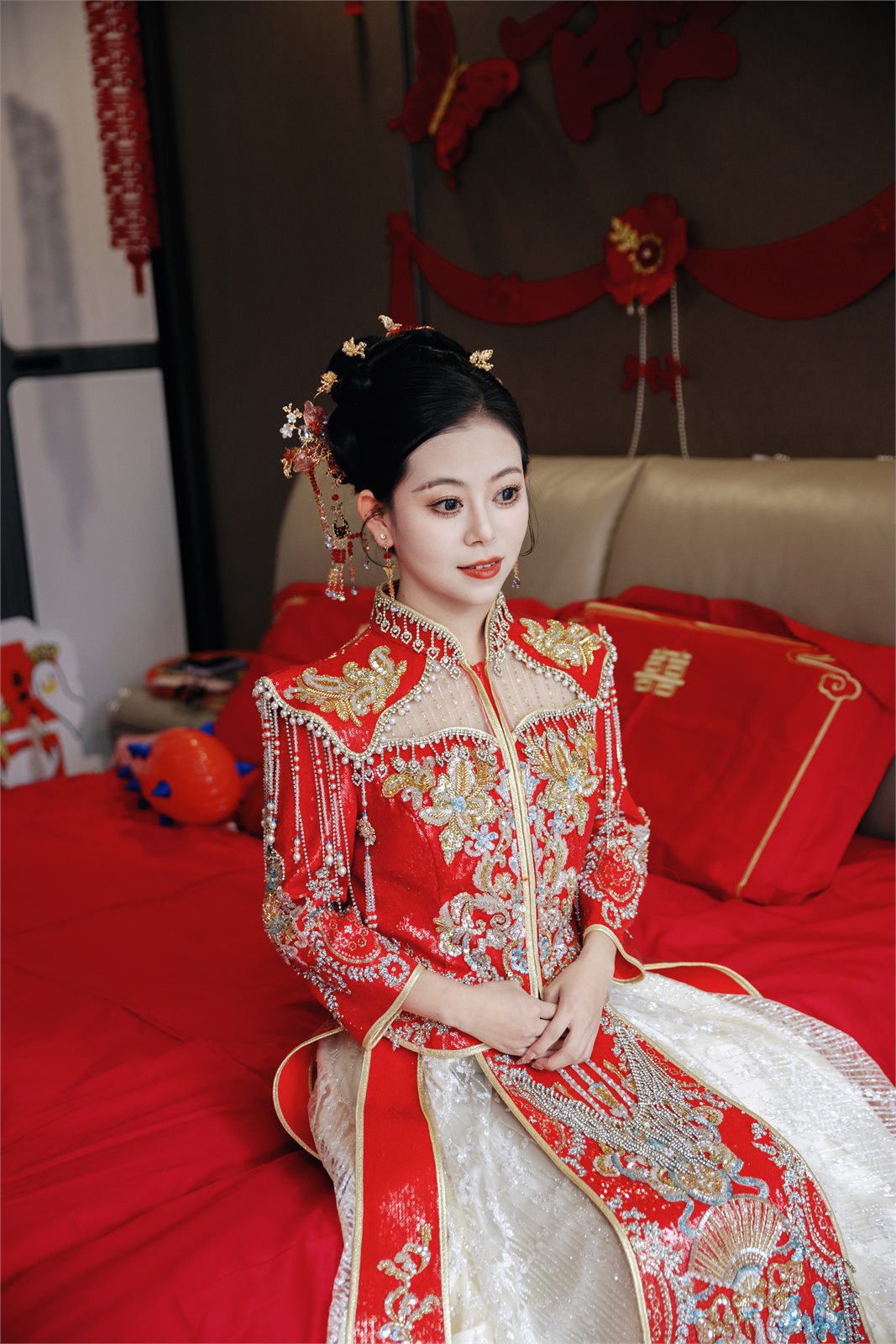 皮皮坐在婚房床边