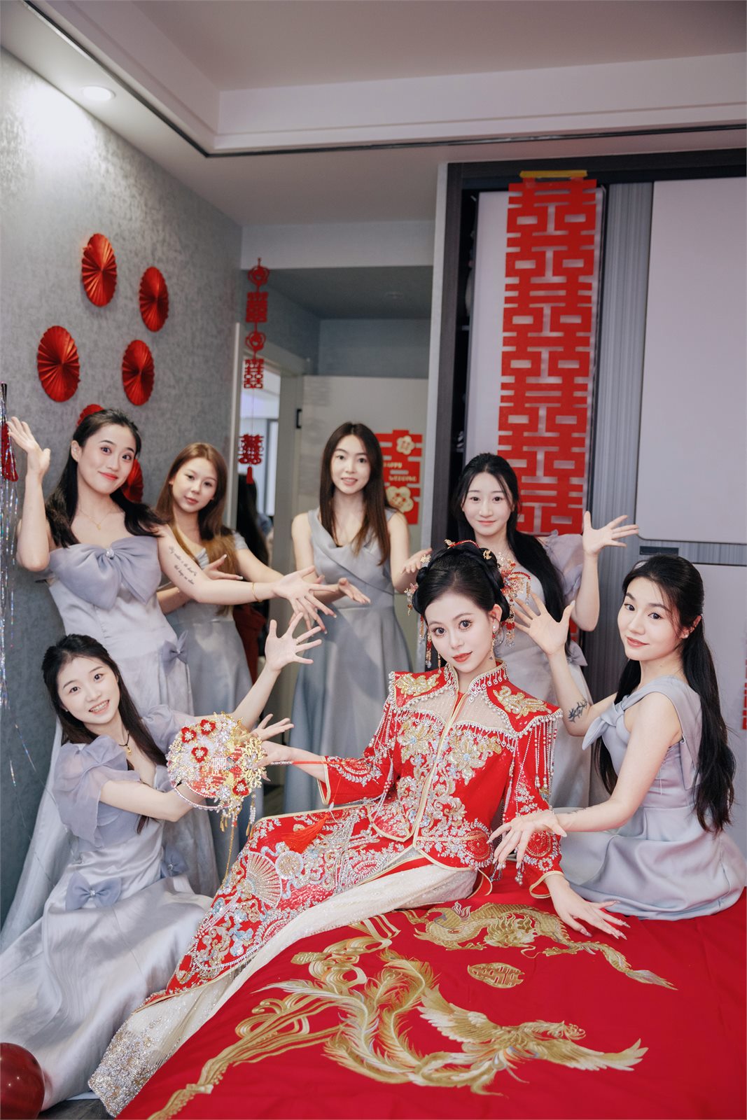皮皮和姐妹们在婚房合影