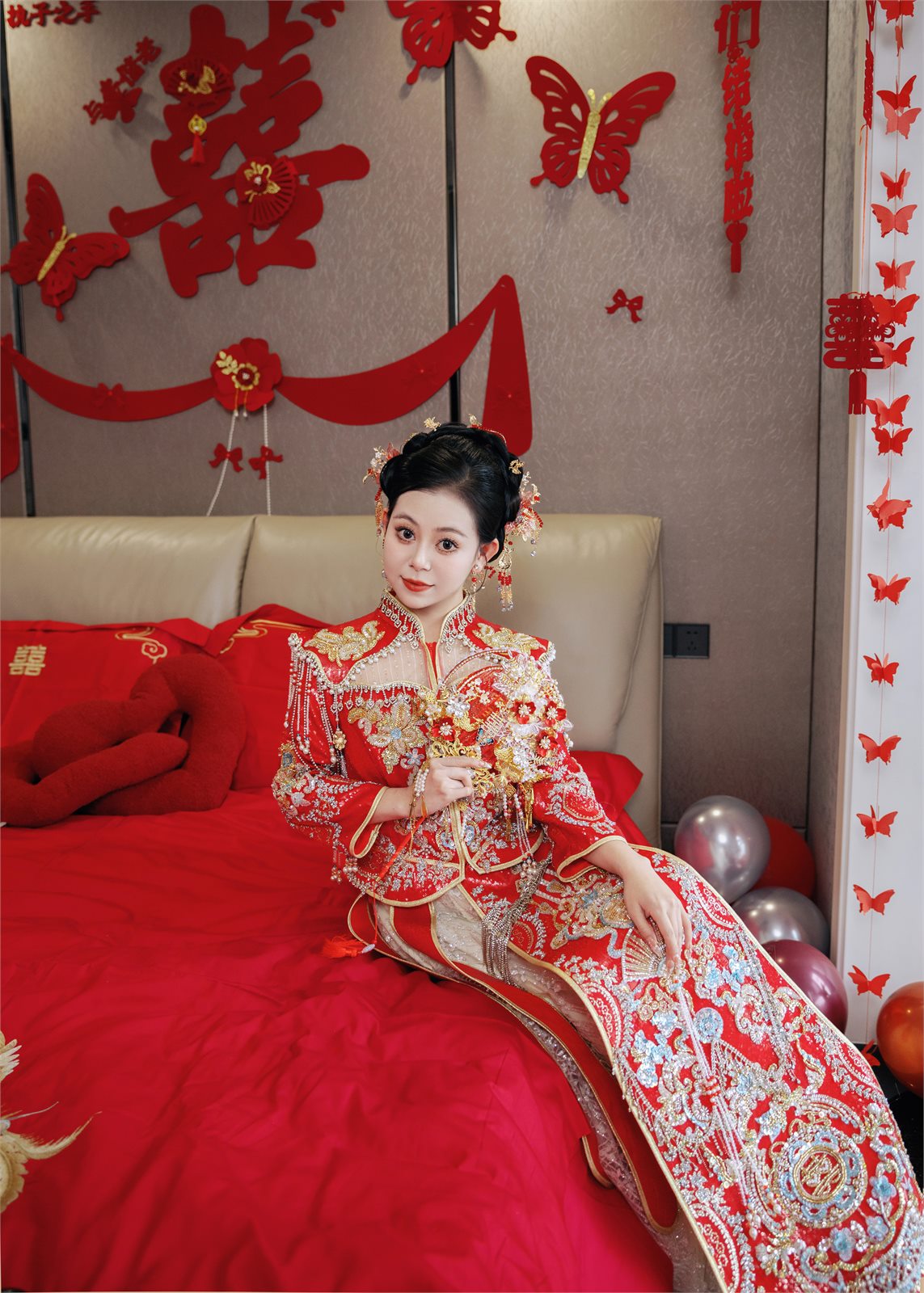 皮皮坐在婚房里