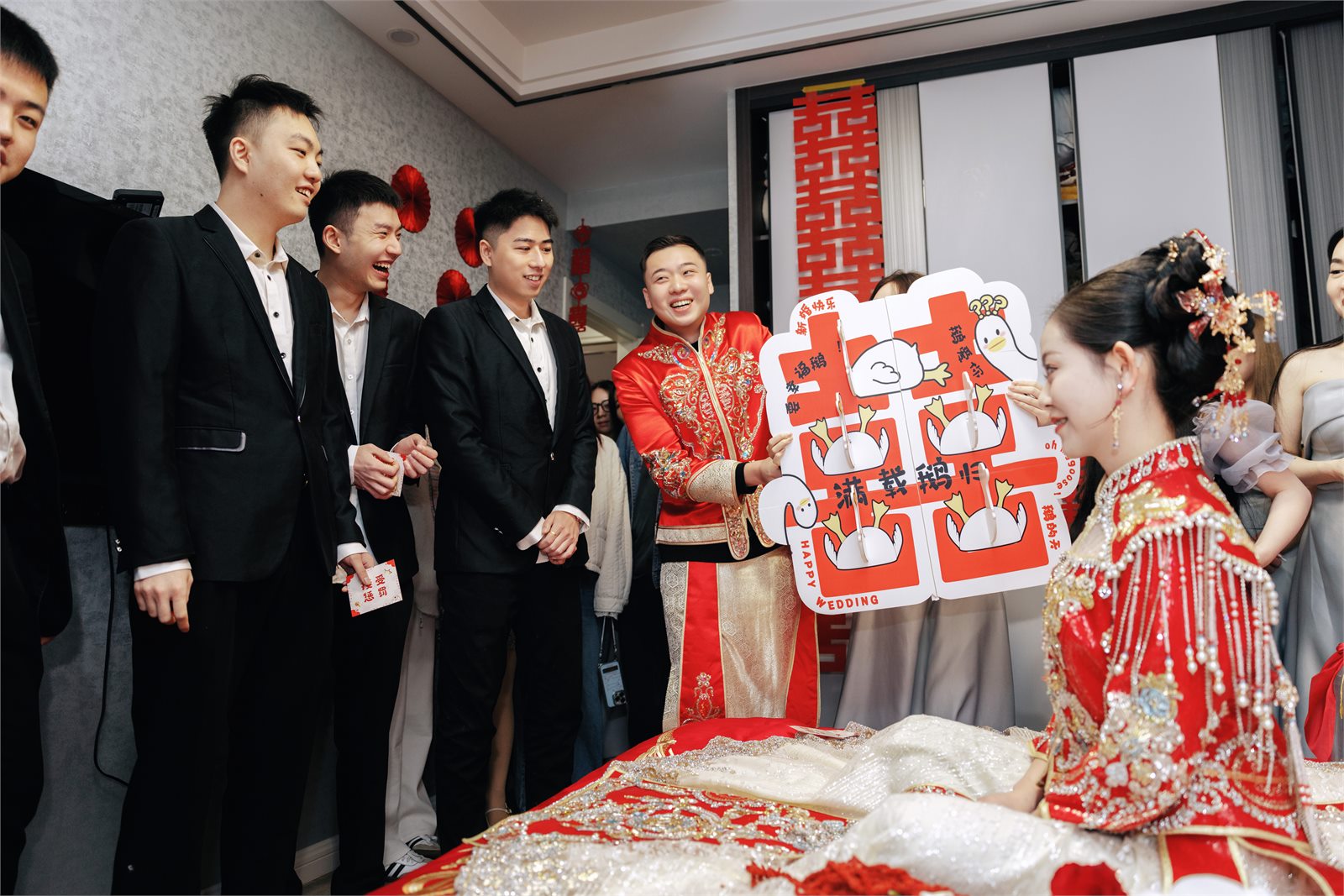 亲友围绕在婚房里