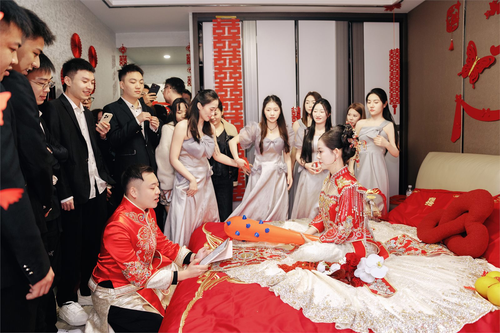 欧阳彦哲和皮皮坐在婚房被亲友围绕