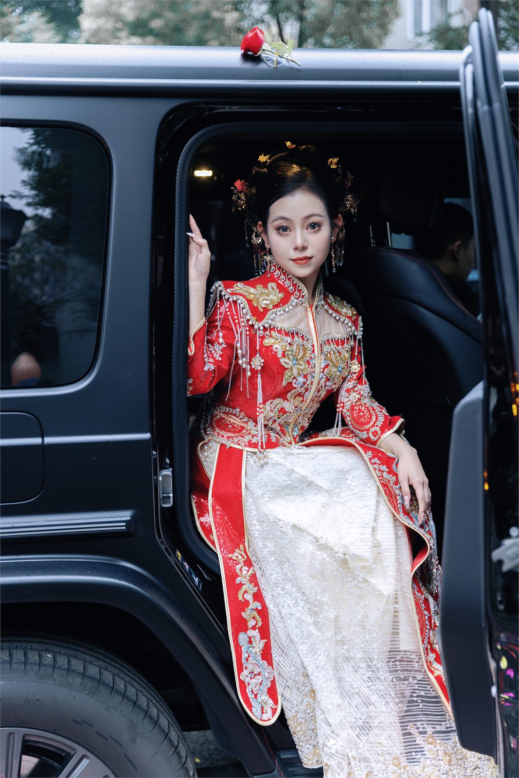 皮皮从车里探身出来