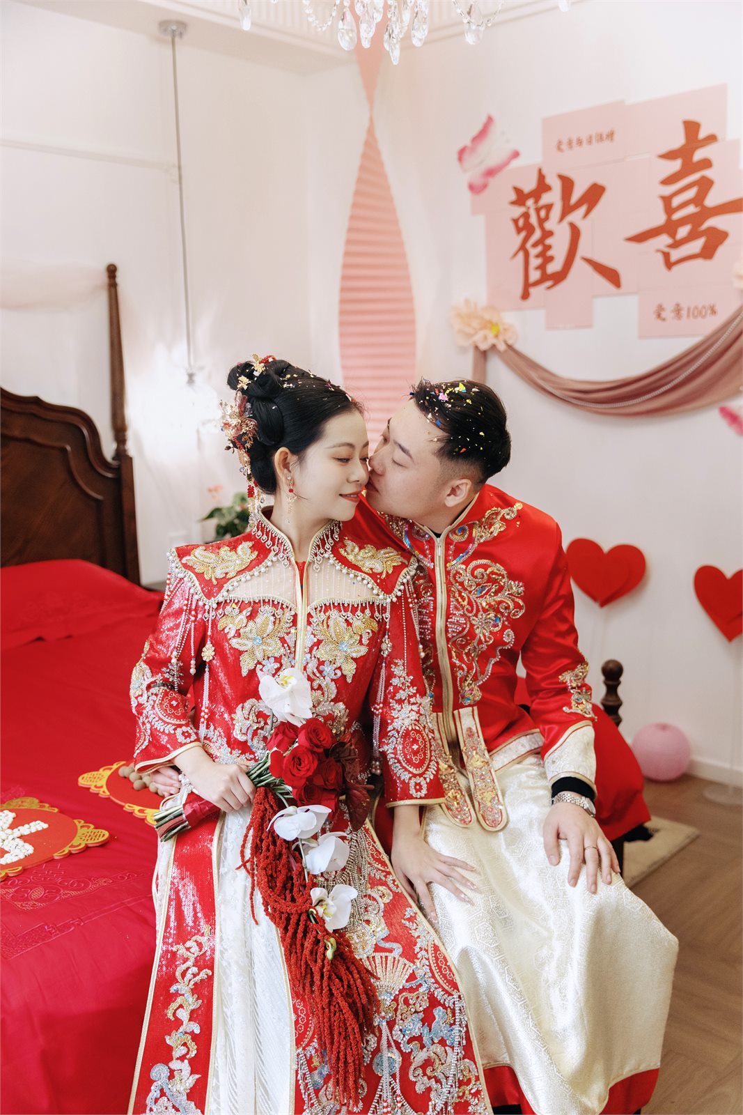 欧阳彦哲和皮皮在婚房亲吻