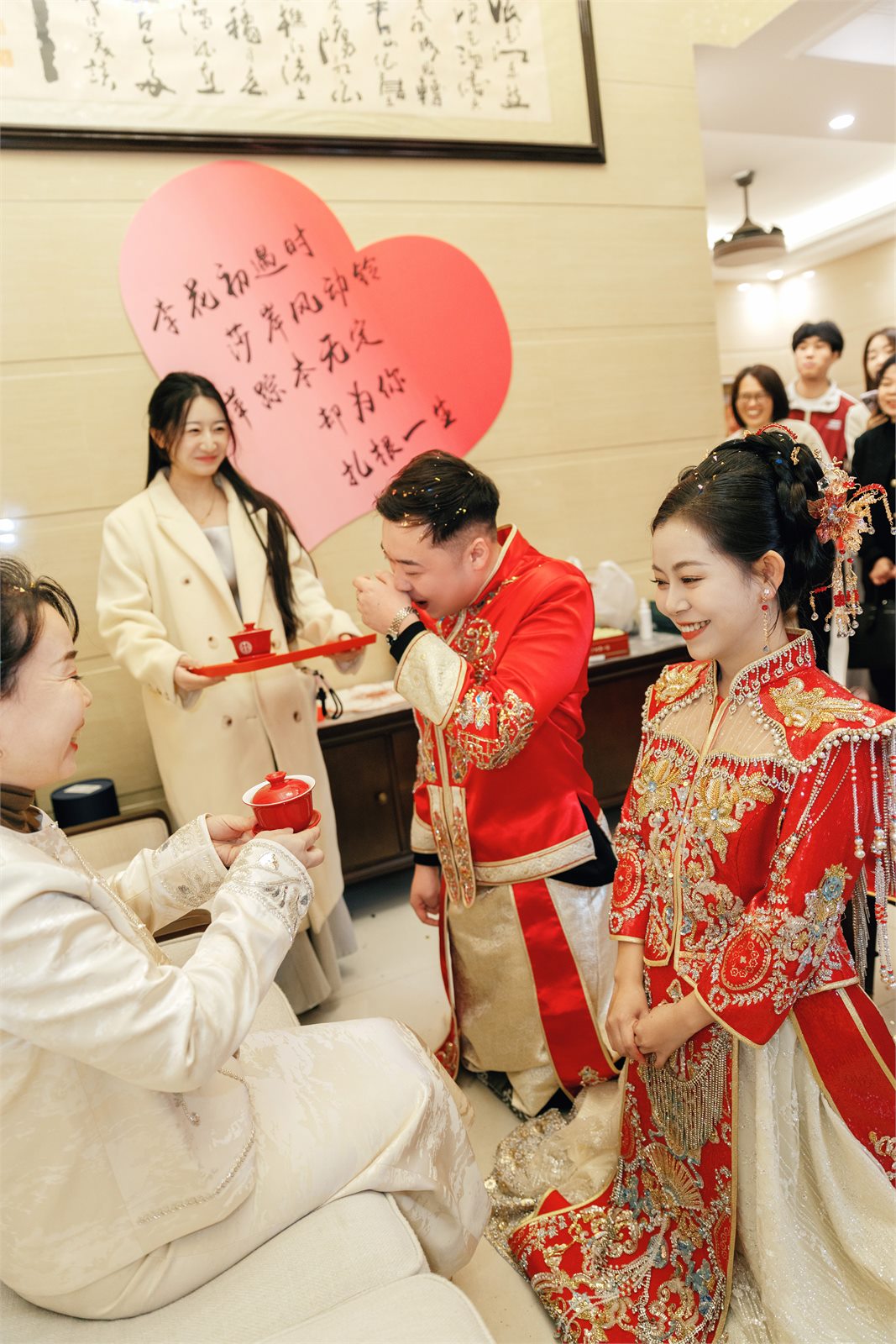欧阳彦哲和皮皮在亲友面前互动